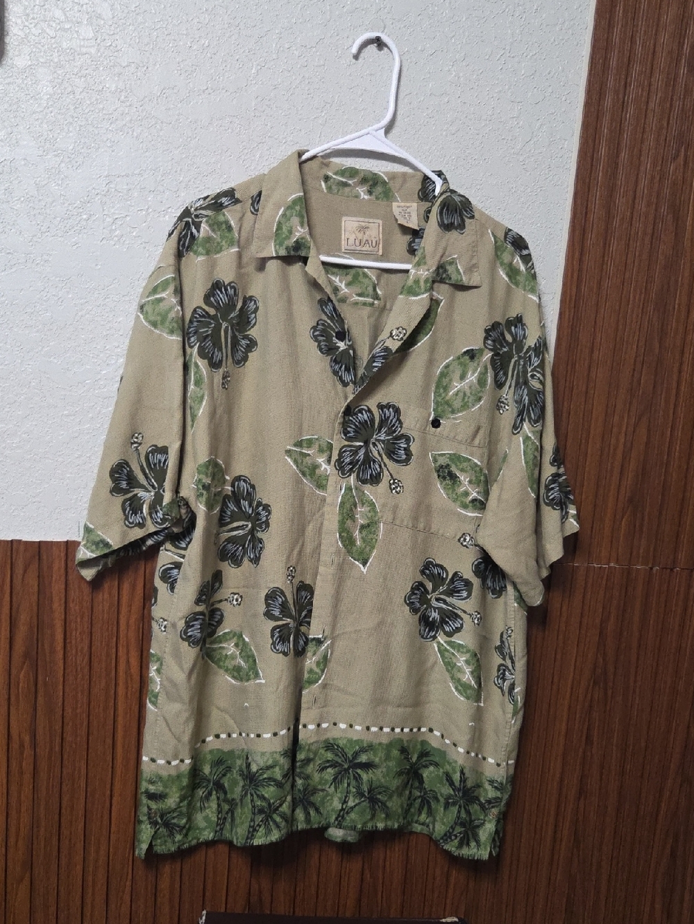 Luau brand Hawaiian-style button-down shirt is made of 100% silk Large Sz [1069]